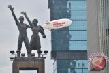 Sebuah balon udara terbang di dekat Tugu Selamat Datang saat pelaksanaan parade 'Kita Indonesia' di Bundaran HI, Jakarta, Minggu (4/12). Parade yang yang dimeriahkan atraksi budaya itu bertujuan mengawal dan mendukung pemerintahan Joko Widodo-Jusuf Kalla, serta mengingatkan masyarakat Indonesia hidup dalam keberagaman, juga dalam kehidupan beragama. ANTARA FOTO/Yudhi Mahatma/wdy/16.