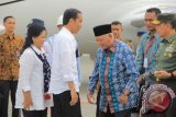 Presiden Joko Widodo (kiri) disambut Gubernur Kalimantan Timur Awang Faroek Ishak dan Pangdam VI/Mulawarman Mayjen TNI Johny L Tobing saat turun dari pesawat kepresidenan yang mendarat di Bandara Sultan Aji Muhammad Sulaiman Sepinggan, Balikpapan, Minggu (4/12) sore. Presiden Jokowi melakukan kunjungan kerja dua hari di Kaltim, salah satunya agendanya sosialisasi program amnesti pajak. (ANTARA Kaltim/HO/Yans/Humasprov Kaltim)