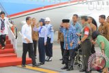 Presiden Joko Widodo (kiri) disambut Gubernur Kalimantan Timur Awang Faroek Ishak dan Pangdam VI/Mulawarman Mayjen TNI Johny L Tobing saat turun dari pesawat kepresidenan yang mendarat di Bandara Sultan Aji Muhammad Sulaiman Sepinggan, Balikpapan, Minggu (4/12) sore. Presiden Jokowi melakukan kunjungan kerja dua hari di Kaltim, salah satu agendanya sosialisasi program amnesti pajak. (ANTARA Kaltim/HO/Yans/Humasprov Kaltim)