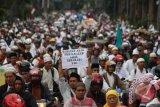 Ribuan warga umat Islam longmarch atau jalan bersamaan ketika menggelar Aksi Bela Islam III di Medan, Sumatera Utara, Jumat (2/12). ANTARA SUMUT/Septianda Perdana/16
