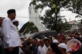 Gubernur Sumut Tengku Erry Nuradi (kiri) bersama warga umat Islam usai zikir dan berdoa bersama di Medan, Sumatera Utara, Jumat (2/12). Pemerintah provinsi Sumatera Utara mengajak lapisan masyarakat untuk menjaga kesatuan NKRI dari ancaman yang ingin memecah belah persatuan bangsa. ANTARA SUMUT/Septianda Perdana/16