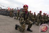 Sejumlah prajurit TNI AL melakukan yel-yel disela upacara peringatan Hari Armada RI 2016, di Makolantamal I Pelabuhan Belawan Medan, Sumatera Utara, Senin (5/12). Lahirnya Hari Armada RI yang jatuh pada tanggal 5 Desember itu disebut karena telah memenuhi semua unsur kekuatan kapal atas air, kapal bawah air, pesawat udara, pasukan pendarat dan pangkalan dengan bertemakan "Dirgahayu Armada RI Pengawal Samudera, Perekat Nusantara". ANTARA SUMUT/Septianda Perdana/16