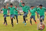 Sejumlah pesepak bola tim nasional Indonesia berlatih di lapangan bola Komplek Stadion Nasional My Dinh, Hanoi, Viet Nam, Senin (5/12). Indonesia akan berlaga tandang menghadapi Viet Nam di babak semi final putaran kedua AFF Suzuki Cup 2016 pada Rabu, 7 Desember mendatang. ANTARA FOTO/Widodo S. Jusuf/wdy/16.