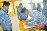 Walikota Banjarbaru H Nadjmi Adhani (dua kiri) didampingi Wakil Ketua Dewan Pengurus  Korpri Prov Kalsel H M Thamrin, Wakil Wali Kota Banjarbaru Darmawan Jaya Setiawan, Sekretaris Daerah Kota Banjarbaru Drs H Said Abdullah MSi, menyaksikan Pengukuhan Dewan Pengurus Korpri Kota Banjarbaru periode 2016-2021 oleh Dewan Pengurus Korpri Prov Kalsel di Banjarbaru, Senin (5/12.Foto Antaranews Kalsel/hms)