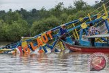 Dua orang petugas dari Kementerian PUPR memeriksa kondisi jembatan apung yang patah, di Desa Ujung Alang, Kampung Laut, Cilacap, Jateng, Jumat (2/12/2016). Jembatan apung tersebut diproduksi oleh Kementrian PUPR, dan merupakan jembatan dengan teknologi apung pertama di indonesia, yang akan menghubungkan Desa Kleces dan Ujung Alang, di Kecamatan Kapung Laut, CIlacap. (ANTARA FOTO/Idhad Zakaria)