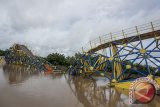 Jembatan apung yang patah pada Kamis (1/12/2016) tampak belum diperbaiki, di Desa Ujung Alang, Kampung Laut, Cilacap, Jateng, Jumat (2/12/2016). Jembatan tersebut patah saat proses pemasangan tiang pancang dan menyebabkan beberapa siswa smp terluka. (ANTARA FOTO/Idhad Zakaria)