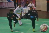 Pesilat Indonesia Eka Yulianto (kanan) melepaskan tendangan ke arah pesilat Iran Ranj Dout Esbooel Mohsen dalam pertandingan babak penyisihan kelas 80-85 kg putra Kejuaraan Pencak Silat Internasional di GOR Lila Bhuana, Denpasar, Bali, Selasa (6/12). Eka Yulianto berhasil memenangkan pertandingan dengan skor 5-0. ANTARA FOTO/Wira Suryantala/wdy/16.