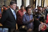 Wakil Presiden Jusuf Kalla (tengah) bersama Direktur Jendral Organisasi Perburuhan Internasional (ILO) Guy Ryder (kiri) dan Menteri Tenaga Kerja, Hanif Dhakiri (kanan) memberi keterangan kepada wartawan seusai pembukaan Pertemuan ke-16 Regional Asia Pasifik ILO di Nusa Dua, Bali, Selasa (6/12). Pertemuan selama empat hari tersebut dihadiri 20 menteri dan 400 peserta dari 35 negara di kawasan Asia, Pasifik dan Arab untuk membahas lapangan kerja, kesetaraan dan pekerjaan yang layak. ANTARA FOTO/Nyoman Budhiana/i018/2016.