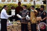 Presiden Joko Widodo (kedua kiri) didampingi Menkopolhukam Wiranto (kedua kanan), Kepala Badan Narkotika Nasional (BNN) Komjen Pol Budi Waseso (kiri) dan Dirjen Bea Cukai Heru Pambudi (kanan) memimpin pemusnahan barang bukti narkoba hasil tangkapan BNN di Silang Monumen Nasional, Jakarta, Selasa (6/12/2016). Presiden menyatakan Indonesia perang besar terhadap narkoba. (ANTARA FOTO/Puspa Perwitasari)