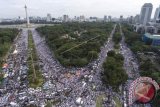 Foto aerial ribuan umat Islam melakukan zikir dan doa bersama saat Aksi Bela Islam III di kawasan Bundaran Bank Indonesia, Jakarta, Jumat (2/12/2016). (ANTARA FOTO/Sigid Kurniawan/Dok).