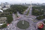 Foto aerial ribuan umat Islam melakukan zikir dan doa bersama saat Aksi Bela Islam III di kawasan Bundaran Bank Indonesia, Jakarta, Jumat (2/12/2016). (ANTARA FOTO/Sigid Kurniawan/Dok).