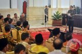 Presiden Joko Widodo menjelaskan petunjuk pelaksanaan Daftar Isian Pelaksanaan Anggaran (DIPA) Kementerian/Lembaga (K/L) APBN tahun 2017 di Istana Negara, Jakarta, Rabu (7/12). Dalam APBN Tahun 2017, pendapatan negara ditetapkan sekitar Rp1.750 triliun dan belanja negara sekitar Rp2.080 triliun. DIPA yang diserahkan kepada 87 K/L berjumlah 20.646 DIPA senilai Rp763,6 triliun (36,7 persen), DIPA Dana Transfer Daerah dan Dana Desa Rp764,9 triliun (36,8 persen), serta Bagian Anggaran Bendahara Umum Negara Rp552 triliun (26,5 persen). ANTARA FOTO/Yudhi Mahatma/wdy/16