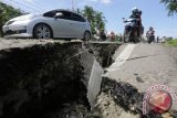 Tanah Retak Keluarkan Lumpur Bau Belerang Di Poso 