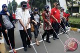 Sejumlah tamu undangan mencoba Rally Tongkat dengan mata tertutup saat menghadiri peringatan Hari Disabilitas Internasional di lingkungan Panti Sosial Bina Netra (PSBN) Wyataguna, Bandung, Jawa Barat, Rabu (7/12). Peringatan Hari Disabilitas Internasional tersebut diikuti 400 tunanetra se-Jabar. ANTARA FOTO/Agus Bebeng/wdy/16