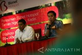 Senior Manager Biznet Indonesia bagian timur Bagus Wicaksono (kanan) didampingi Walikota Kediri Abdullah Abu Bakar berbicara saat peresmian hotspot gratis di ruang terbuka hijau (RTH) Ngronggo di Kota Kediri, Jawa Timur, Rabu (7/12). Pemerintah daerah setempat bekerjasama dengan Biznet membangun layanan internet gratis untuk masyarakat di sejumlah RTH guna mendukung tagline Kediri The Service City. Antara Jatim/Prasetia Fauzani/zk/16