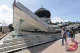 Sejumlah warga melihat masjid yang runtuh akibat gempa 6.5 SR, di Meuredu, Pidie Jaya, Aceh, Rabu (7/12/2016). Kabupaten Pidie Jaya dan sekitarnya diguncang gempa 6.5 SR yang berpusat pada 5.19 LU-96.36 BT, 18 kilometer timur laut Kabupaten Pidie Jaya atau 121 km tenggara Kota Banda Aceh pada kedalaman 10 km. (ANTARA /Irwansyah Putra) 