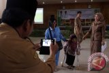 Seorang penyandang disabilitas Rahmatilah Pane (52) menghadiri kegiatan Peringatan HariDisabilitas Internasional di Medan, Sumatera Utara, Selasa (6/12). Peringatan Hari Disabilitas ini bertemakan "Membangun Masyarakat Inklusif, Adil dan Berkesinambungan Bagi Penyandang Disabilitas Untuk Indonesia Yang Lebih Baik". ANTARA SUMUT/Septianda Perdana/16