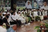 Sejumlah ulama dari pondok pesantren di Jatim menghadiri acara Halaqoh dan Silaturahim Ulama Se-Jawa Timur di Surabaya, Jawa Timur, Rabu (7/12). Kegiatan silaturahmi ulama se-Jawa Timur tersebut bertujuan untuk menjalin komunikasi dan memperkuat jaringan ulama di kalangan NU terkait situasi dan kondisi nasional. Antara Jatim/Moch Asim/zk/16