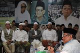 Ketua Umum Pengurus Besar Nahdlatul Ulama (PBNU) Said Aqil Siradj (kanan) menjawab pertanyaan ulama saat acara Halaqoh dan Silaturahim Ulama Se-Jawa Timur di Surabaya, Jawa Timur, Rabu (7/12). Kegiatan silaturahmi ulama se-Jawa Timur tersebut bertujuan untuk menjalin komunikasi dan memperkuat jaringan ulama di kalangan NU terkait situasi dan kondisi nasional. Antara Jatim/Moch Asim/zk/16