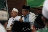 Ketua Umum Pengurus Besar Nahdlatul Ulama (PBNU) Said Aqil Siradj (kanan) bersama Rais Aam PBNU KH Ma'ruf Amin (kiri) menjawab pertanyaan ulama saat acara Halaqoh dan Silaturahim Ulama Se-Jawa Timur di Surabaya, Jawa Timur, Rabu (7/12). Kegiatan silaturahmi ulama se-Jawa Timur tersebut bertujuan untuk menjalin komunikasi dan memperkuat jaringan ulama di kalangan NU terkait situasi dan kondisi nasional. Antara Jatim/Moch Asim/zk/16