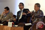 Akademisi Universitas Cornell, Iwan Jaya Aziz (kiri), perwakilan Australia Indonesia Partnership for Economic Governance, Yougesh Khatri (tengah) dan Chief Economist BRI, Anggito Abimanyu saat menjadi pemateri International Forum on Economic Development and Public Policy di Nusa Dua, Bali, Kamis (8/12). Forum Internasional tentang Pembangunan Ekonomi dan Kebijakan Publik yang digelar 8-9 Desember tersebut mendatangkan tokoh ekonomi dari sejumlah negara untuk membuka kesempatan melihat isu penting pembangunan yang menghindari ketergantungan sektor komoditas. ANTARA FOTO/Fikri Yusuf/wdy/16