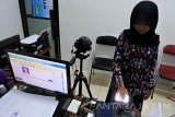 Seorang warga melakukan proses perekaman KTP-elektronik di Dinas Kependudukan Dan Pencatatan Sipil (Dispenduk Capil) Jember, Jawa Timur, Kamis (8/12). Menurut Kepala Dispenduk Capil Arief Tjahyono, sekitar 28.000 warga Jember sudah melakukan perekaman KTP-elektronik namun belum menerima KTP-elektronik karena blanko atau material KTP-elektronik habis dan keterlambatan penyediaan dari pemerintah pusat. Antara Jatim/Seno/zk/16.