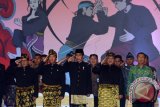 Presiden Joko Widodo (tengah) menyanyikan lagu Indonesia Raya bersama Menteri Pemuda dan Olaharaga, Imam Nahrawi (kedua kiri), Sekretaris Kabinet, Pramono Anung (kiri), Ketua Umum Ikatan Pencak Silat Indonesia (IPSI), Prabowo Subianto (kedua kanan) dan Gubernur Bali Made Mangku Pastika saat penutupan Kejuaraan Pencak Silat Internasional di GOR Lila Bhuana, Denpasar, Bali, Kamis (8/12). Kejuaraan yang berlangsung selama enam hari tersebut diikuti oleh 40 negara sekaligus mempromosikan Pencak Silat di kancah dunia. ANTARA FOTO/Wira Suryantala/wdy/16.