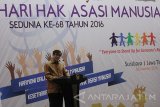 Menkunham Yasonna Laoly memberikan sambutan saat menghadiri perayaan Hari Hak Asasi Manusia Sedunia ke-68 Tahun di Surabaya, Jawa Timur, Kamis (8/12). Dalam kegiatan tersebut kementerian hukum dan HAM memberikan apresiasi penghargaan Peduli HAM kepada 9 Provinsi, 227 kabupaten/kota se-Indonesia serta 9 Kakanwil Hukum dan HAM sekaligus meluncurkan Sistem Pelayanan Komunikasi Masyarakat Hak Asasi Manusia (SIMAS HAM). Antara jatim/Moch Asim/zk/16