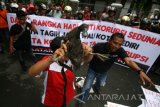 Warga membawa bebek saat unjuk rasa memperingati Hari Anti Korupsi Sedunia di Bali Kota Kediri, Jawa Timur, Jumat (9/12). Aksi yang disertai dengan pelepasan bebek tersebut guna mengingatkan pemerintah daerah setempat agar berhati-hati mengeluarkan kebijakan terkait pembangunan Universitas Brawijaya yang disinyalir terdapat unsur korupsi. Antara Jatim/Prasetia Fauzani/zk/16