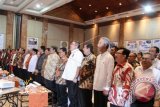 Sejumlah Gubernur dari beberapa Provinsi di Indonesia beserta pejabat Negara dan Daerah lainya mengikuti puncak acara Rembuk Integritas Nasional yang menjadi rangkaian dalam kegiatan peringatan Hari Anti Korupsi Internasional (HAKI) di Pekanbaru, Riau, Jumat (9/12). Puncak peringatan Hari Anti Korupsi Internasional (HAKI) 2016 di Riau ditandai dengan Rembuk Intergritas Nasional dalam upaya merajut nusantara dalam bingkai budaya integritas nasional yang digelar oleh KPK. ANTARA FOTO/Rony Muharrman/wdy/16.