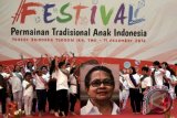 Puluhan anak menampilkan operet dalam pembukaan Festival Permainan Tradisional Anak Indonesia di Taman Mini Indonesia Indah, Jakarta Timur, Minggu (11/12). Kegiatan oleh diprakarsai Kementerian Pemberdayaan Perempuan dan Perlindungan Anak tersebut berisi pameran, pertunjukan, perlombaan permainan tradisional sebagai upaya pengenalan budaya lokal dalam memenuhi hak anak untuk bermain dan memanfaatkan waktu luang dengan kegiatan positif serta kreatif. ANTARA FOTO/Sigid Kurniawan/wdy/16.