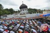 Sejumlah warga bersiap melaksanakan salat Jumat di halaman Masjid Jamik Quba, Pidie Jaya, Aceh, Jumat (9/12/2016). Warga melaksanakan Salat Jumat di halaman masjid dikarenakan robohnya masjid akibat gempa berkekuatan 6,5 SR di Pidie Jaya. (ANTARA /Hafidz Mubarak A)