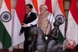 Presiden Joko Widodo berjalan bersama PM Narendra Modi saat melakukan pertemuan di Hyderabad House, New Delhi, India, Senin (12/12/16). Presiden Jokowi melakukan kunjungan kenegaraan ke India selama 12-13 Desember 2016, di lanjutkan ke Iran pada 14 Desember 2016. (ANTARA FOTO/REUTERS/Adnan Abidi).