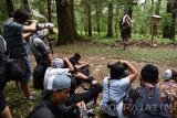 Sejumlah fotografer memotret model dengan kostum Indian di kawasan hutan Kesatuan Pemangkuan Hutan (KPH) Lawu DS, Magetan, Jawa Timur, Sabtu (10/12). Memanfaatkan waktu libur panjang, sekitar 60 fotografer dari beberapa daerah memotret bersama sejumlah model di kawasan wisata hutan tersebut. Antara Jatim/Siswowidodo/zk/16