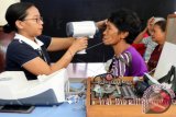 Pasien operasi katarak menjalani pemeriksaan saat bhakti sosial pemeriksaan dan pengobatan mata serta operasi katarak secara gratis di Lanud Pattimura, Ambon, Maluku, Senin (12/12). Bhakti sosial yang akan berlangsung hingga Jumat (16/12) itu bekerja sama dengan Yayasan Kemanusiaan Indonesia (YKI) yang berpusat di Bali dan John Fawcett Foundation (JFF). ANTARA FOTO/Izaac Mulyawan/kye/16.