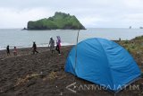 Sejumlah pengunjung berada di Pantai Payangan, Desa Sumberejo, Ambulu, Jember, Jawa Timur, Minggu (11/12). Pantai Payangan mulai ramai dikunjungi wisatawan yang sebagian berkemah guna menikmati matahari terbit dan terbenam dengan pemandangan Teluk Love. Antara Jatim/Seno/zk/16