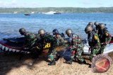 Sejumlah Taruna Akademi Angkatan Laut (AAL) tingkat III angkatan LXIII Korps Marinir dan prajurit Korps Marinir Yonmarhanlan IX melakukan parameter tempur dalam latihan operasi pendaratan khusus (Ratsus) di Halong Mako Lantamal IX, Ambon, Maluku, Minggu (11/12). Latihan pendaratan khusus tersebut bertujuan untuk operasi amfibi yang dilakukan secara khusus meliputi gerakan kapal kepantai dan perebutan sasaran awal oleh pasukan pendarat bagian dari latihan praktek (lattek) pelayaran Kartika Jala Krida (KJK), latihan bersama (latma) Asean Defence Ministry Meeting (ADMM) Plus FTX on Maritime Security Mahi Tangaroa dan International Naval Review (INR) 2016 di Kupang, Sydney Australia, Auckland Selandia Baru, Brisbane Australia, dan Ambon dengan menggunakan KRI Banda Aceh-593. ANTARA FOTO/M Risyal Hidayat/aww/16.