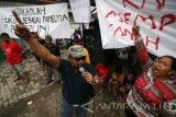 Perwakilan warga berorasi saat kegiatan sterilisasi benda-benda berbahaya yang dilakukan oleh petugas gabungan Kepolisian, Satuan Polisi Pamong Praja, dan TNI di area eks lokalisasi Semampir, Kota Kediri, Jawa Timur, Sabtu (10/12). Petugas gabungan mengamankan puluhan bambu runcing dan bom molotof saat hari pertama pengosongan bangunan yang akan dialih fungsikan sebagai ruang terbuka hijau tersebut. Antara Jatim/Prasetia Fauzani/zk/16