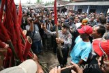 Anggota kepolisian mengimpulkan bambu runcing dan bom molotof dari rumah warga saat sterilisasi benda-benda berbahaya di area eks lokalisasi Semampir, Kota Kediri, Jawa Timur, Sabtu (10/12). Petugas gabungan dari Kepolisian, TNI, dan Satua Polisi Pamong Praja mengamankan puluhan bambu runcing dan bom molotof saat hari pertama pengosongan bangunan yang akan dialih fungsikan sebagai ruang terbuka hijau tersebut. Antara Jatim/Prasetia Fauzani/zk/16