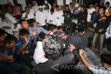 Warga berebut uang koin yang dilempar jamaah di masjid Jami Jamsaren, Kota Kediri, Jawa Timur, Minggu (11/12) malam. Tradisi lempar uang logam yang telah turun temurun tersebut merupakan rangkaian acara perayaan Maulid Nabi Muhammad SAW sekaligus sebagai sarana syiar agama Islam. Antara Jatim/Prasetia Fauzani/zk/16