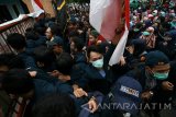 Sejumlah mahasiswa Universitas Brawijaya (UB) melakukan aksi dorong saat berunjuk rasa menuntuk segera diselesaikannya pembangunan kampus III UB Kediri di Gedung Dewan Perwakilan Rakyat Daerah (DPRD) Kota Kediri, Jawa Timur, Sabtu (10/12). Aksi ratusan mahasiswa UB tersebut sebagai bentuk respon terhadap keputusan Panitia Khusus (Pansus) DPRD setempat yang ingin menghentikan total pembangunan UB di Kota Kediri. Antara Jatim/Prasetia Fauzani/zk/16