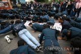 Sejumlah mahasiswa Universitas Brawijaya (UB) melakukan Push Up saat berunjuk rasa menuntuk segera diselesaikannya pembangunan kampus III UB Kediri di Gedung Dewan Perwakilan Rakyat Daerah (DPRD) Kota Kediri, Jawa Timur, Sabtu (10/12). Aksi ratusan mahasiswa UB tersebut sebagai bentuk respon terhadap keputusan Panitia Khusus (Pansus) DPRD setempat yang ingin menghentikan total pembangunan UB di Kota Kediri. Antara Jatim/Prasetia Fauzani/zk/16