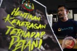 Aktor Rio Dewanto memberikan keterangan sebelum berangkat ke Kabupaten Langkat, di Medan, Sumatera Utara, Kamis (8/12). Kedatangan Rio Dewanto untuk memberikan dukungan kepada petani korban konflik yang terjadi pada 18 November 2016, di Desa Mekar Jaya, Kabupaten Langkat, Sumatera Utara yang diharapkan dapat membantu menyelesaikan konflik agraria para petani di sana akibat penggusuran lahan. ANTARA SUMUT/Septianda Perdana/16
