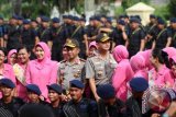 Kapolri Jenderal Pol Tito Karnavian (tengah) disambut Kapolda Sumut Irjen Pol Rycko Amelza Dahniel (kanan) bersama jajarannya di Mapolda Sumatera Utara, di Medan, Sabtu (10/12). Kunjungan Kapolri dalam rangka memberikan pengarahan tentang program unggulan Promoter (Profesional, Modern, dan Terpercaya) kepada jajarannya untuk meningkatkan kepercayaan publik kepada Polri. ANTARA SUMUT/Septianda Perdana/16