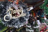 Seorang pedagang menata berbagai pernak-pernik dan pohon Natal dagangannya di Jalan Letjen Djamin Ginting Medan, Sumatera Utara, Selasa (13/12). Berbagai pernak-pernik Natal untuk hiasan pohon dan rumah dijual dengan harga Rp25 ribu hingga Rp 2 juta tergantung model dan variasinya. ANTARA SUMUT/Septianda Perdana/16