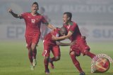 Pesepak bola Indonesia Hansamu Yama Pranata (kanan) meluapkan kegembiraan bersama Boas Solossa (tengah) dan Lerby Eliandry setelah membobol gawang Thailand pada putaran pertama final AFF Suzuki Cup 2016 di Stadion Pakansari, Kabupaten Bogor, Jabar, Rabu (14/12/2016). Timnas Indonesia menang 2-1 atas Thailand dan akan menjalani final putaran kedua di Stadion Rajamangala, Thailand, pada 17 Desember 2016. (ANTARA /Wahyu Putro A)