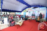 Bupati HSS H. Achmad Fikri, membuka secara resmi kegiatan bakti sosial TNI-KB Tingkat Kabupaten Hulu Sungai Selatan Tahun 2016 di Desa Lokbinuang Kecamatan Telaga Langsat, Turut Hadir Ketua TP PKK Kab. HSS Hj. Isnaniah Achmad Fikri, Ketua Darma Wanita Kab. HSS Hj. Rabiatul Adawiyah Ideham, Kepala Badan KB Kab. HSS Hj. Is Susilastuti serta jajaran pemerintahan kabupaten HSS dan instansi terkait. Kamis (15/12/2016). Foto:Antaranews Kalsel/Fatturahman/G.