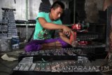 Pekerja menyelesaikan pembuatan alat musik xylophon di industri rumahan kawasan Rejoso, Pasuruan, Jawa Timur, Jumat (16/12). Produksi perangkat musik drum band tersebut dijual Rp150 ribu - Rp300 ribu perbiji tergantung ukuran dan di kirim ke Surabaya dan Yogyakarta. Antara jatim/Umarul Faruq/zk/16
