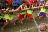 Sejumlah siswa berusaha mendorong bambu saat bermain Dagongan dalam kompetisi olahraga tradisional tingkat sekolah dasar di Lapangan Permata Biru, Kota Kediri, Jawa Timur, Jumat (16/12). Kompetisi Gobak Sodor dan Dagongan yang diikuti 21 sekolah tersebut bertujuan untuk memperkenalkan kembali olahraga tradisional khususnya kepada generasi muda. ANTARA FOTO/Prasetia Fauzani/wdy/16