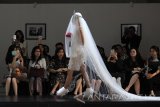 Model membawakan busana koleksi 'Midnight in Paris' rancangan Karla Jasmina saat Pagelaran Mode Beauty & Fashion di Surabaya, Jawa Timur, Jumat (16/12). Pagelaran mode yang diikuti oleh 7 desainer Indonesia tersebut merupakan acara tahunan yang diselenggarakan dalam rangka 'Jayanata Year End Celebration 2016.Antara Jatim/Moch Asim/zk/16